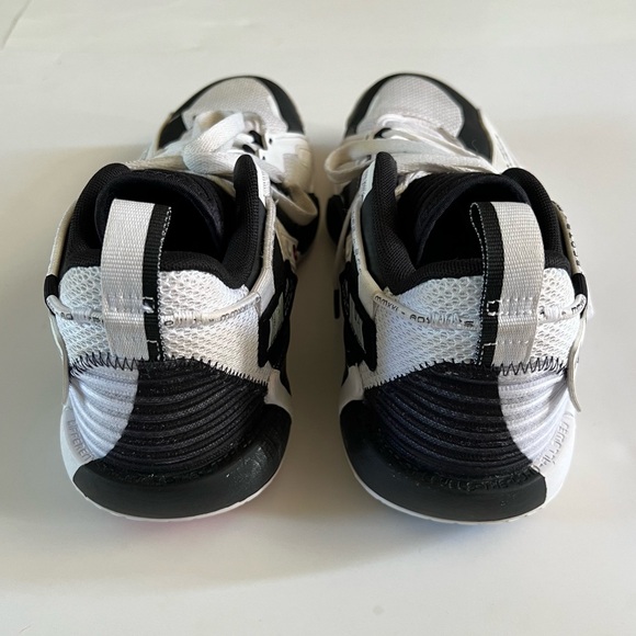 Athletic_Shoes